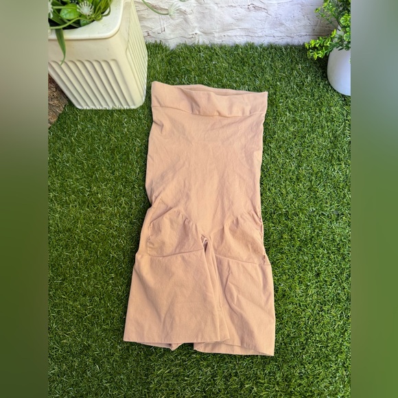 SKIMS SEAMLESS SCULPT
MID THIGH SHORT Size Small New without tags $38 - Picture 7 of 11